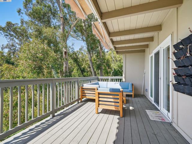 2323 Mastlands Dr, Oakland CA: https://media.crmls.org/mediaz/ce919c52-66aa-4aa7-8372-5bed5587bd5a.jpg
