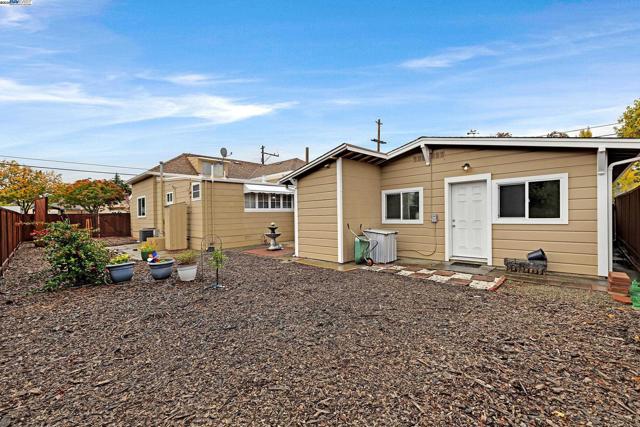 589 S M St, Livermore CA: https://media.crmls.org/mediaz/ce932623-4a93-4a8d-804d-6e6db7bf97da.jpg