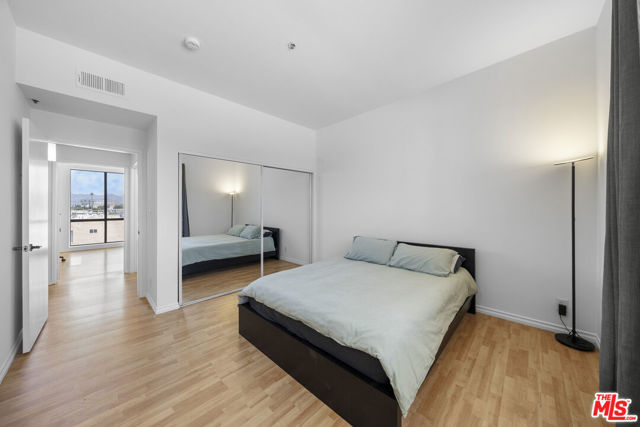 533 S St Andrews Place, Los Angeles CA: https://media.crmls.org/mediaz/ce934fe7-7526-412a-a1a6-dd6dfbf724a9.jpg