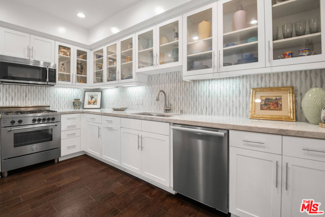 Kitchen w/stainless appliances