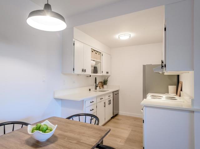 1515 Arc Way, Burlingame CA: https://media.crmls.org/mediaz/ce949ea4-9eaa-46d6-8cfe-6dc9895322e4.jpg