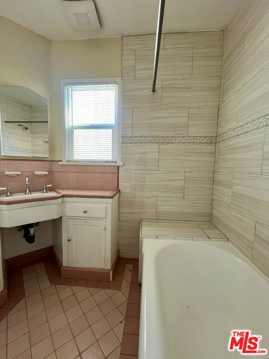 4424 1/2 Arlington Avenue, Los Angeles CA: https://media.crmls.org/mediaz/ce95cc43-687e-4fef-b6a2-63eb0abd9f8e.jpg