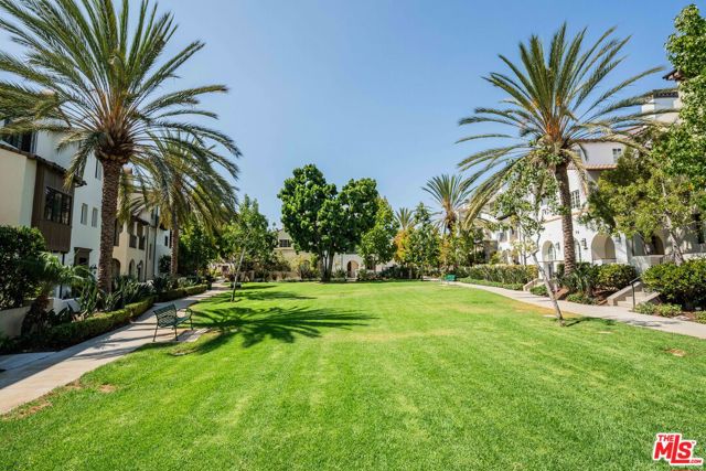 13042 W North Icon Circle, Playa Vista CA: https://media.crmls.org/mediaz/ce965ab4-71d0-4aa8-b9d8-85171144da13.jpg