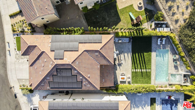 12333 N Finch Court, Porter Ranch CA: https://media.crmls.org/mediaz/ce96bfab-91cb-4264-b345-e26eccc3bac8.jpg