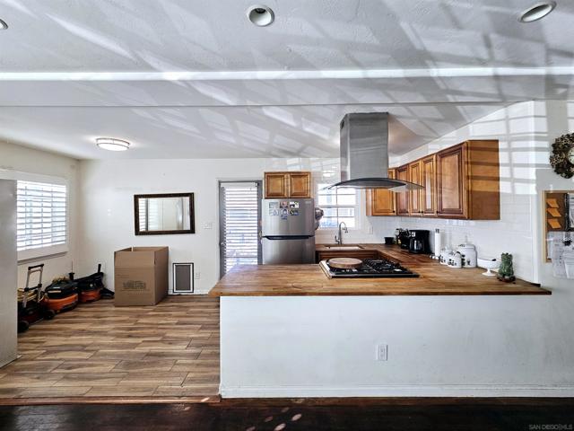 425 E 16Th St, National City CA: https://media.crmls.org/mediaz/ce97df87-f3b2-4d57-9b7e-718069086f6f.jpg