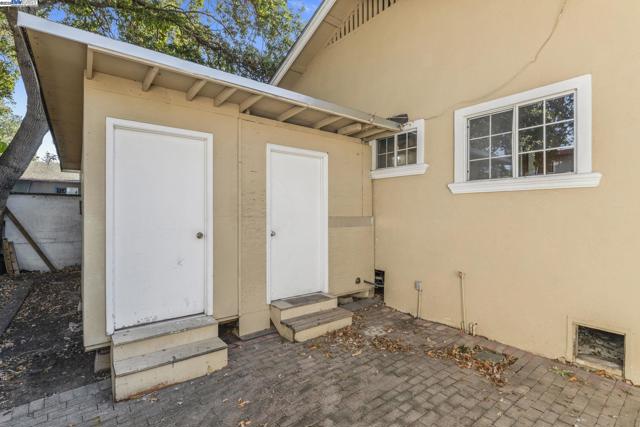 2825 Marlborough Avenue, Redwood City CA: https://media.crmls.org/mediaz/ce981836-4fd6-4d14-b63a-faafaea31fa3.jpg
