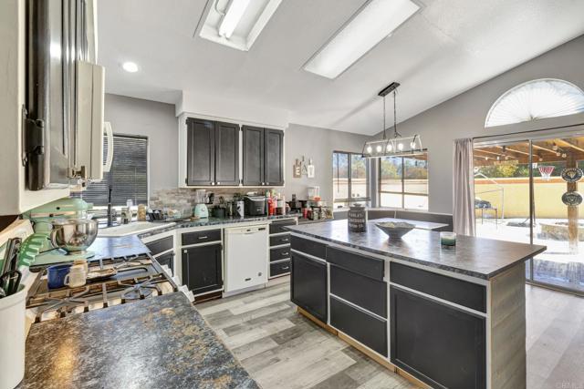 39820 Osprey Road, Murrieta CA: https://media.crmls.org/mediaz/ce987c24-40bf-448f-985d-eb47afdd47ad.jpg