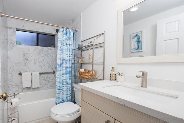 8880 Villa La Jolla Dr, La Jolla CA: https://media.crmls.org/mediaz/ce9883f2-2c6f-40f6-8f7a-a0a27df5b32a.jpg