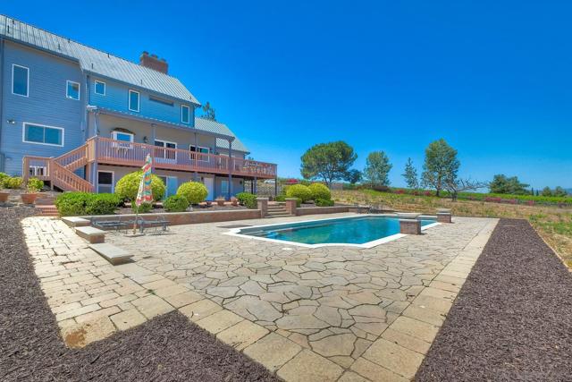 2511 Via Rancheros, Fallbrook CA: https://media.crmls.org/mediaz/ce988595-907f-43cb-ba50-7a4a27cceaf9.jpg