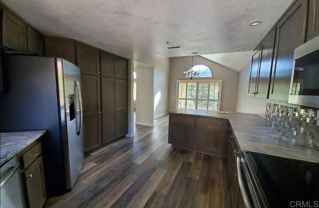 Detail Gallery Image 13 of 16 For 2310 Vista Valley Ln, Vista,  CA 92084 - 3 Beds | 2/1 Baths