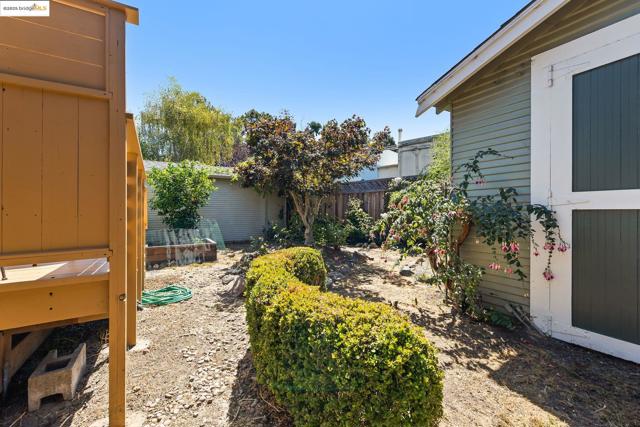 393 43Rd St, Oakland CA: https://media.crmls.org/mediaz/ce9aad10-e125-436b-a1b9-534deec17042.jpg