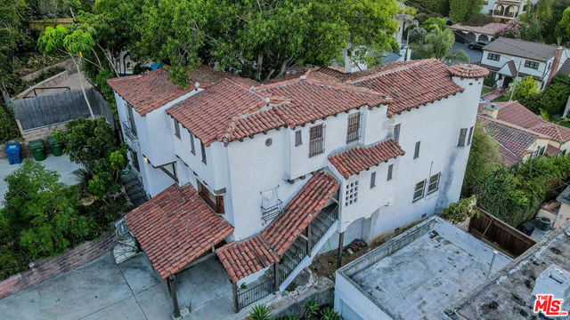 3131 & 3135 Oakcrest Drive, Los Angeles CA: https://media.crmls.org/mediaz/ce9aecb4-a8be-4d8d-bd80-14503795ad50.jpg