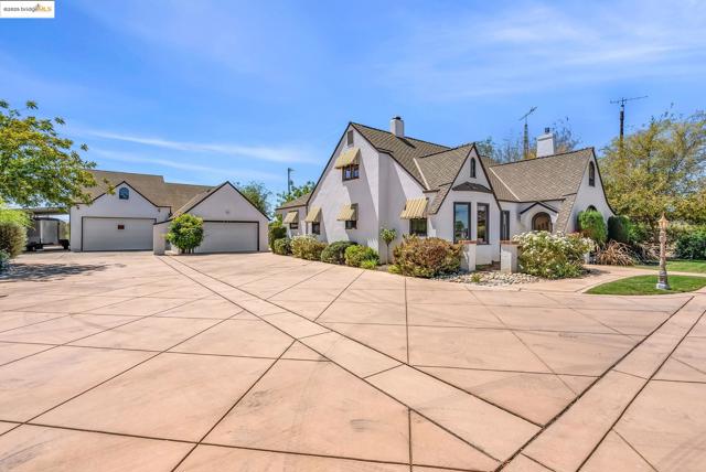 11081 BRENTWOOD BLVD., Brentwood CA: https://media.crmls.org/mediaz/ce9cf9b0-a7f4-4b81-a00d-0f283457248b.jpg