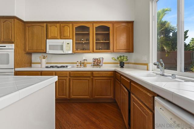 987 Palencia Ct, Chula Vista CA: https://media.crmls.org/mediaz/ce9df95e-0a90-4754-bb5e-e29913e6b84d.jpg