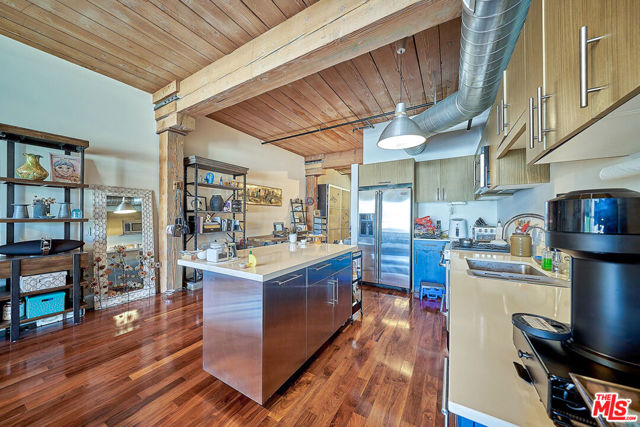 530 S Hewitt Street, Los Angeles CA: https://media.crmls.org/mediaz/ce9f724f-bfc1-4cce-ac06-f4d8a3832b71.jpg