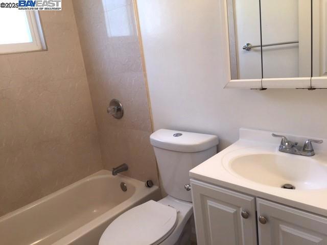 20240 Wisteria St, Castro Valley CA: https://media.crmls.org/mediaz/ce9faab1-15db-4453-868d-21a7de4c4346.jpg