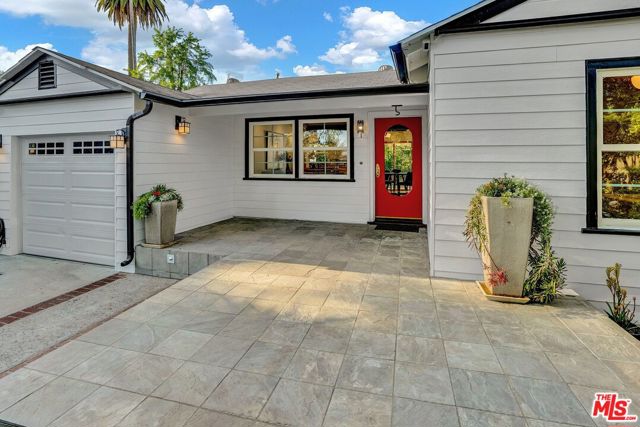 13439 ERWIN Street photo 2