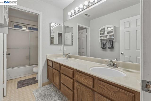 466 Crystalline Dr, Fremont CA: https://media.crmls.org/mediaz/cea0f451-b5a0-4a70-afe5-e808514fb89f.jpg