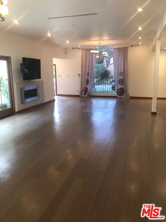 128 S Carson Road, Beverly Hills CA: https://media.crmls.org/mediaz/cea14e31-7520-405d-8009-a2fe3fd25bb0.jpg