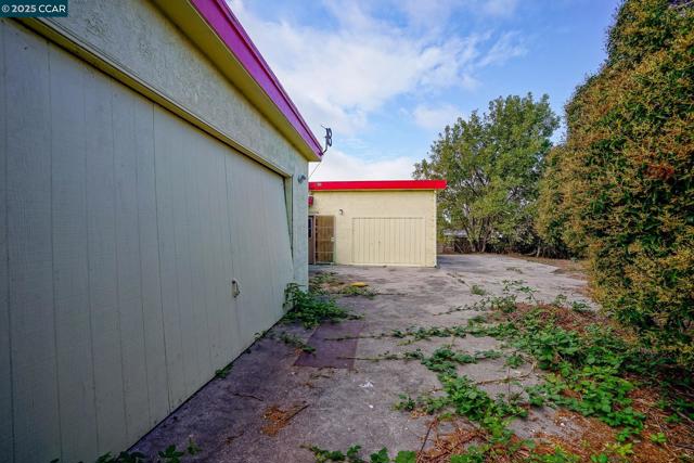 717 Payne Ct, Richmond CA: https://media.crmls.org/mediaz/cea20a03-f6d9-43bb-b245-786f2c3cd353.jpg
