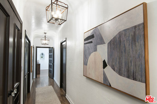 336 N Orange Drive, Los Angeles CA: https://media.crmls.org/mediaz/cea2597b-27c6-469b-ba77-6e040b4d0ef5.jpg