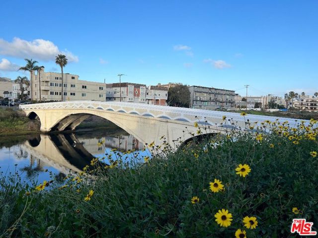 306 BORA BORA Way, Marina del Rey CA: https://media.crmls.org/mediaz/cea298d8-bff3-4cf8-b355-b9c070fdf082.jpg