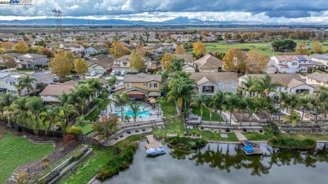 1050 Clear Lake Dr, Oakley CA: https://media.crmls.org/mediaz/cea2ab1e-ec5c-46b7-a679-f3e418e91ccd.jpg