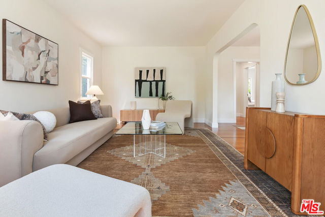 913 N Clybourn Avenue, Burbank CA: https://media.crmls.org/mediaz/cea2f9b2-7d13-49bf-98a4-ac91f4c8c970.jpg