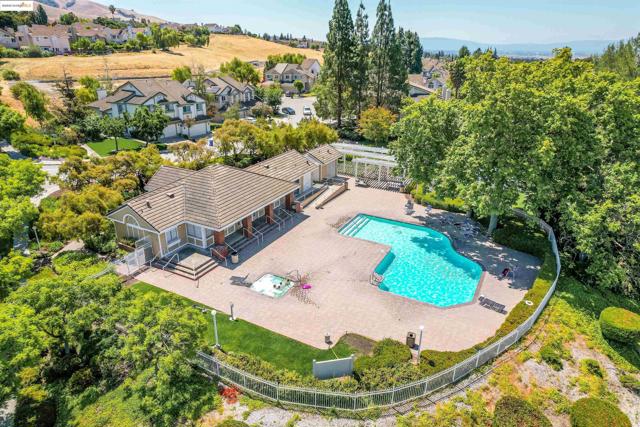 44765 Lynx Dr, Fremont CA: https://media.crmls.org/mediaz/cea3bac6-201e-40c4-9029-d99b5bcc3c68.jpg