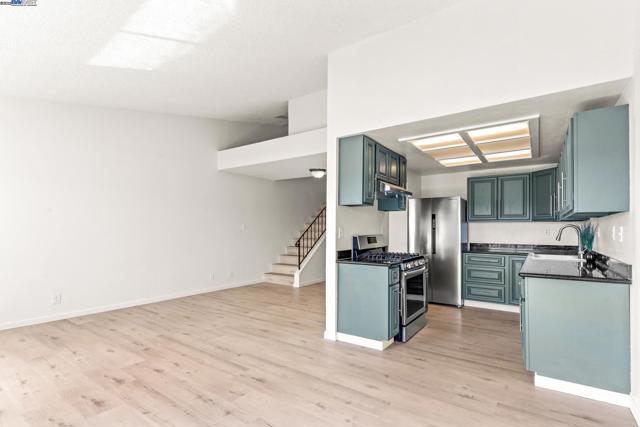 446 Bayview Cir, San Francisco CA: https://media.crmls.org/mediaz/cea3de77-5e72-4851-8d3a-8aef54abc5f2.jpg