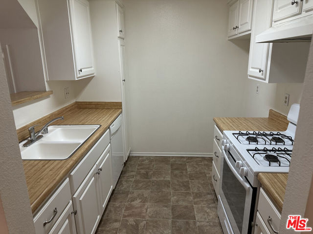 4248 Whitsett Avenue, Studio City CA: https://media.crmls.org/mediaz/cea40a36-1b9f-4c11-8fac-e171d9dedf8e.jpg