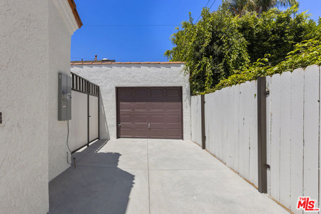 8607 Clifton Way, Beverly Hills CA: https://media.crmls.org/mediaz/cea4da4c-009c-48d7-b506-51c4c05357d1.jpg