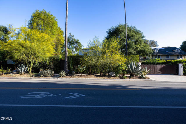 1052 New York Drive, Altadena CA: https://media.crmls.org/mediaz/cea5de93-4496-49e7-ac40-9e41f5b5f67b.jpg