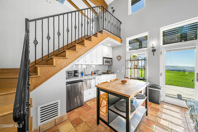 1451 E La Loma Avenue, Somis CA: https://media.crmls.org/mediaz/cea64498-d5a0-4c4b-89fb-1e0e7dc4de7f.jpg