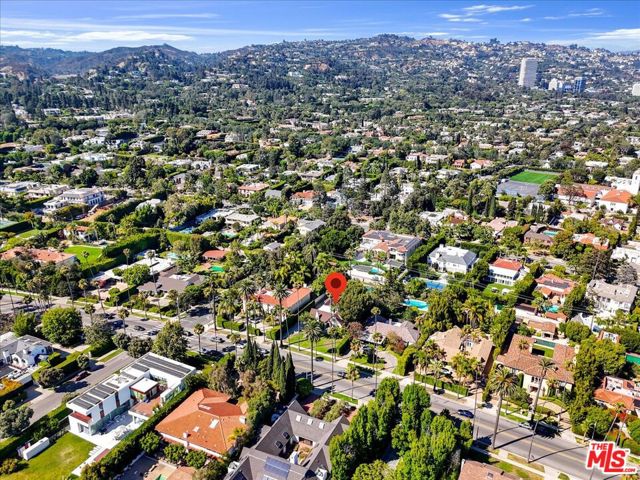 626 N Canon Drive, Beverly Hills CA: https://media.crmls.org/mediaz/cea70d63-cdea-41c7-9b07-1497efc2b09a.jpg