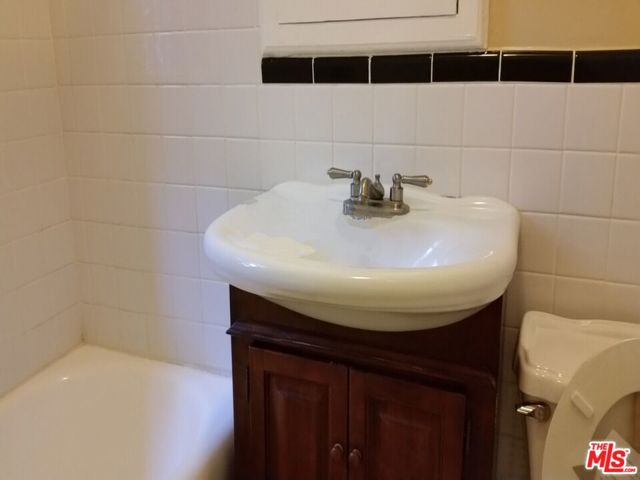 649 N Rossmore Avenue, Los Angeles CA: https://media.crmls.org/mediaz/cea7ce6b-fac9-423b-a63a-ed07b4181659.jpg