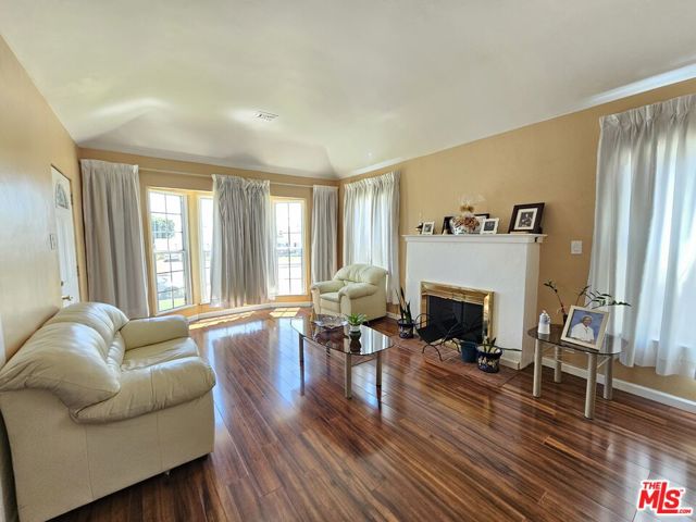 227 W Fairview Boulevard, Inglewood CA: https://media.crmls.org/mediaz/cea9a9f3-6c07-42a4-9676-5ed780712159.jpg