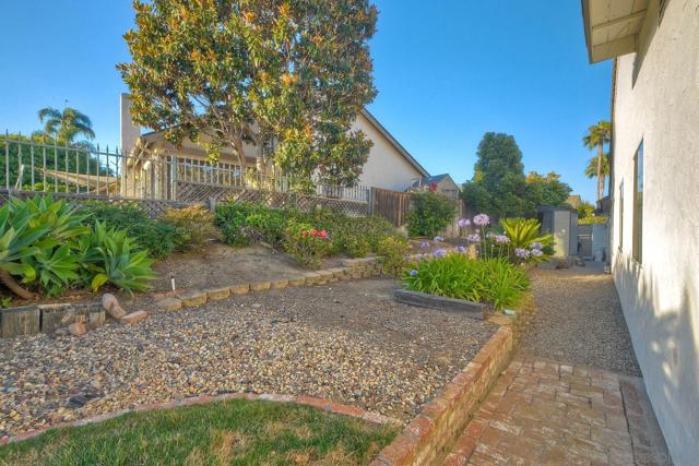 7219 Mimosa Dr, Carlsbad CA: https://media.crmls.org/mediaz/ceab1fed-ea54-40ab-b5e0-dadeca248c72.jpg