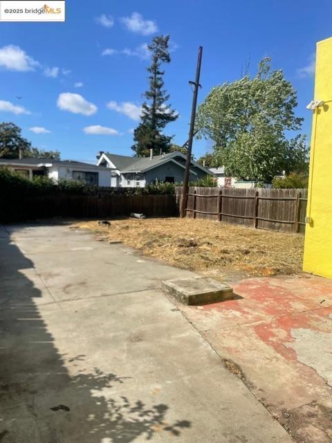 1441 88th AVE, Oakland CA: https://media.crmls.org/mediaz/ceab3870-5efa-4e70-b3a4-a21eedb2969e.jpg