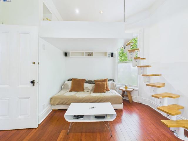 1709 Myrtle St, Oakland CA: https://media.crmls.org/mediaz/ceae5f56-a740-47fe-84ce-4e104c3711b2.jpg