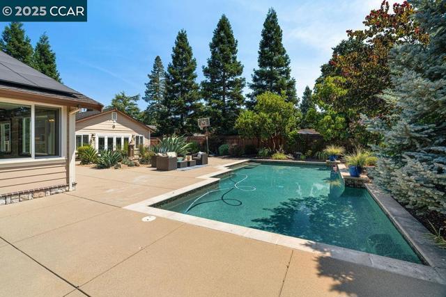 221 El Sobrante Dr, Danville CA: https://media.crmls.org/mediaz/ceaef1c6-494d-4080-bed9-1d8ce604d35c.jpg