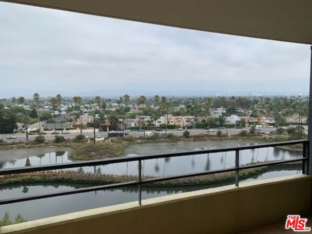 4265 Marina City Dr, Marina del Rey CA: https://media.crmls.org/mediaz/ceafd42c-9e1a-41fc-b7b1-db774e15c29f.jpg
