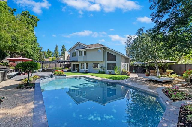 3338 Marsh Hawk Court, Pleasanton CA: https://media.crmls.org/mediaz/ceafffc1-bb08-4556-a0ab-ab2ed2932468.jpg