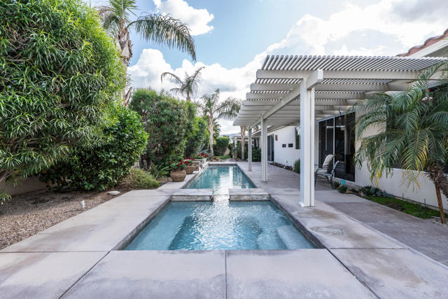 12 Via Elegante, Rancho Mirage CA: https://media.crmls.org/mediaz/ceb04127-771c-4ee9-bf0f-cf3c850c4d05.jpg
