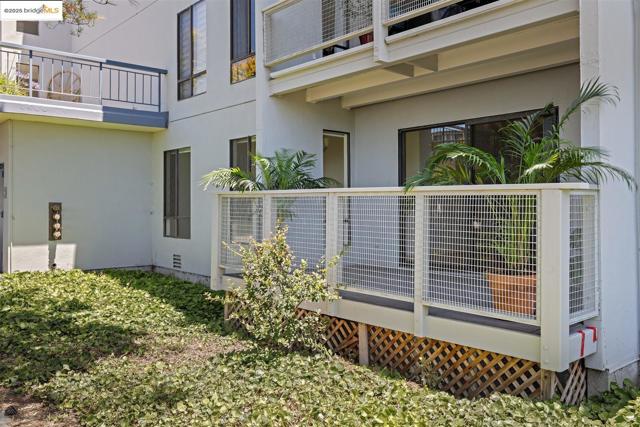 2 Commodore DR, Emeryville CA: https://media.crmls.org/mediaz/ceb0c0e5-2f21-44b1-a932-52eda4822381.jpg