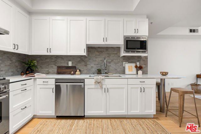 4180 Fair Avenue, Studio City CA: https://media.crmls.org/mediaz/ceb0e817-274b-4f41-b9d4-ca9487ccc38c.jpg