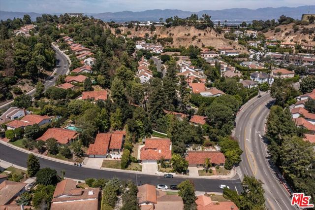 10411 Windtree Drive, Bel Air CA: https://media.crmls.org/mediaz/ceb14053-e528-4fe6-aafc-359203a226ed.jpg