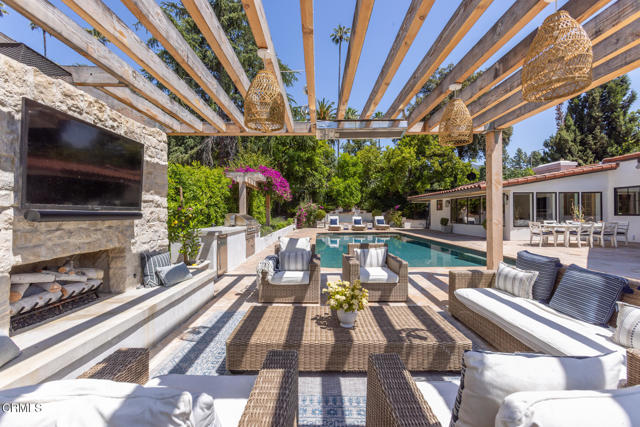 4435 Encinas Drive, La Canada Flintridge CA: https://media.crmls.org/mediaz/ceb2f1a6-883b-441c-a36e-fb9faf21b842.jpg
