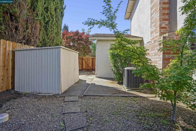 220 Daylight Pl, Danville CA: https://media.crmls.org/mediaz/ceb32a4a-747e-4072-9894-c7a98eec3982.jpg