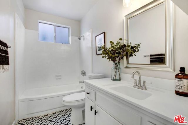 1045 N Ardmore Avenue, Los Angeles CA: https://media.crmls.org/mediaz/ceb33fae-6e34-4534-bab9-c2a54312edf4.jpg